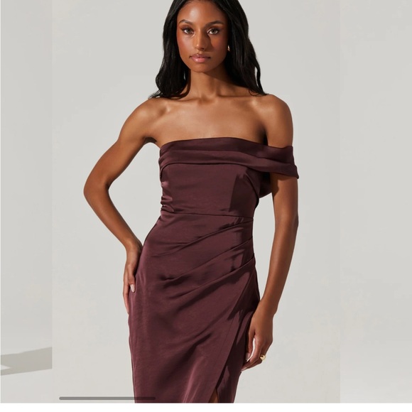 Astr the label Gwyneria Off Shoulder Midi Dress size medium - Picture 2 of 3